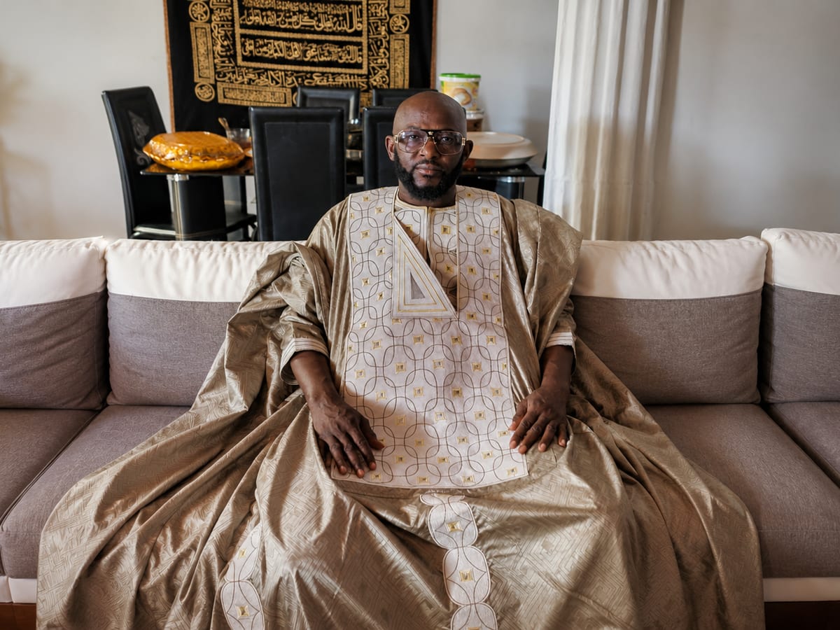Marabout Djibril in boubou dorato, seduto nel suo salotto